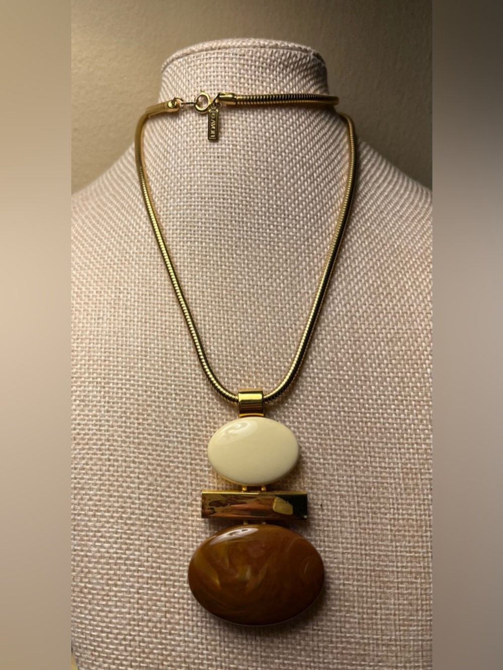 AVON POLISHED OVALS KENT COLLECTION PENDANT NECKLACE 
Like new